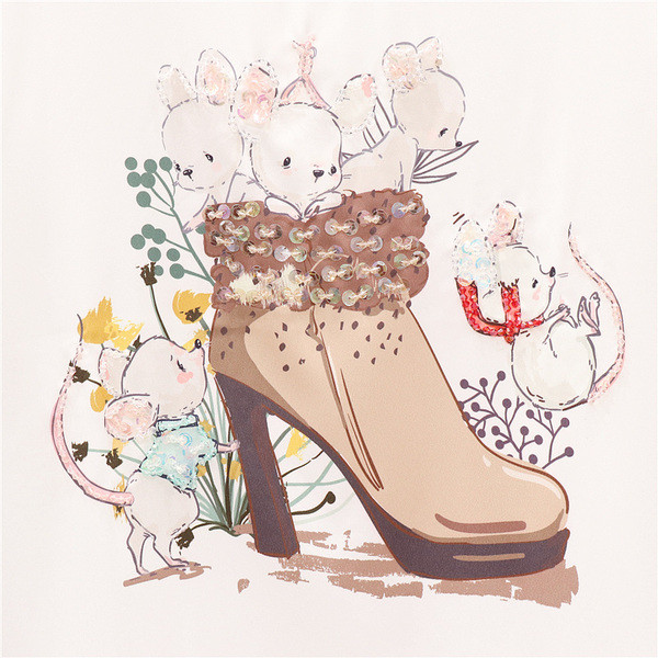 Hétköznapi, kétrészes női szett rátétes pólóval és hosszú farmernadrággal