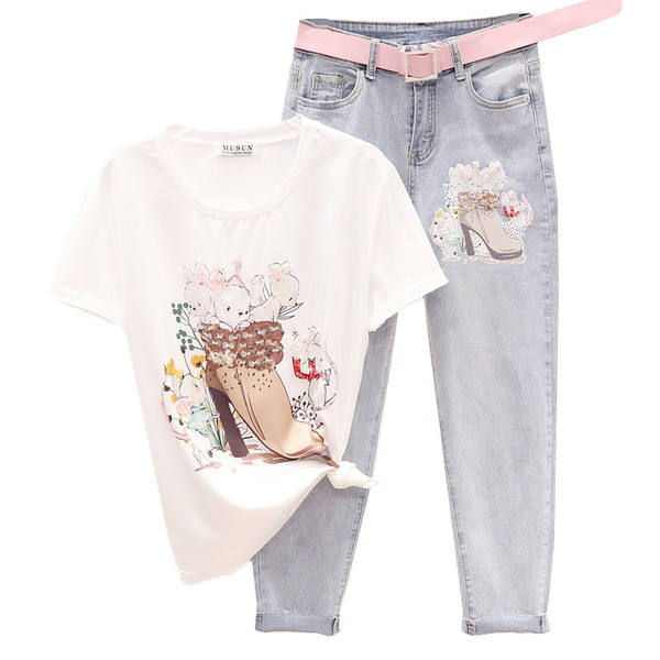 Hétköznapi, kétrészes női szett rátétes pólóval és hosszú farmernadrággal