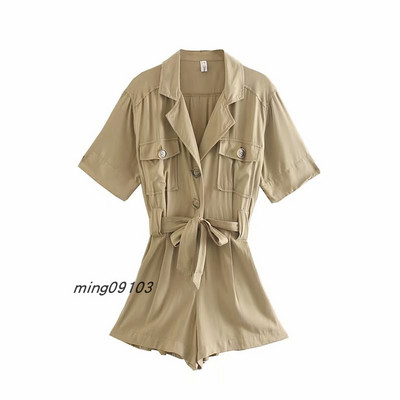 Modern rövid női jumpsuit övvel és spitz nyakkivágással