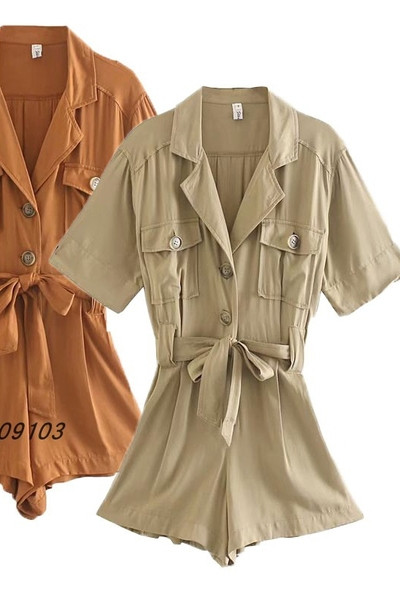 Modern rövid női jumpsuit övvel és spitz nyakkivágással