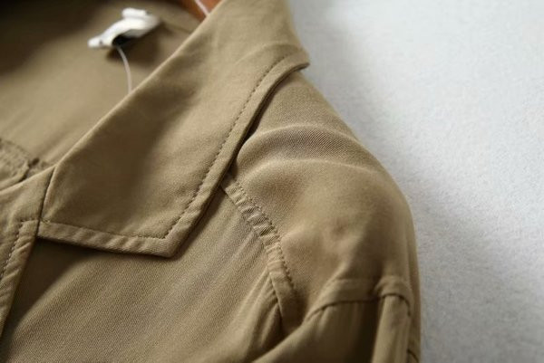 Modern rövid női jumpsuit övvel és spitz nyakkivágással