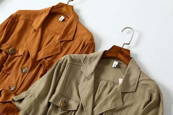 Modern rövid női jumpsuit övvel és spitz nyakkivágással