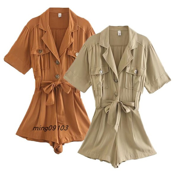 Modern rövid női jumpsuit övvel és spitz nyakkivágással