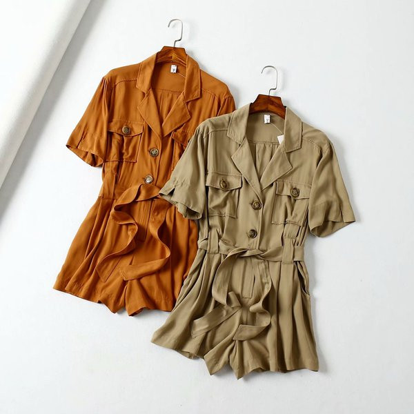 Modern rövid női jumpsuit övvel és spitz nyakkivágással