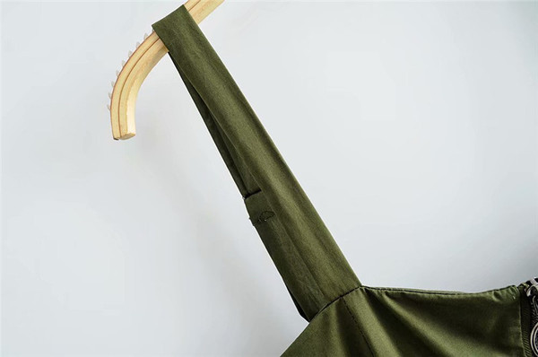 Moderan ženski kombinezon s remenom i tankim naramenicama u zelenoj boji