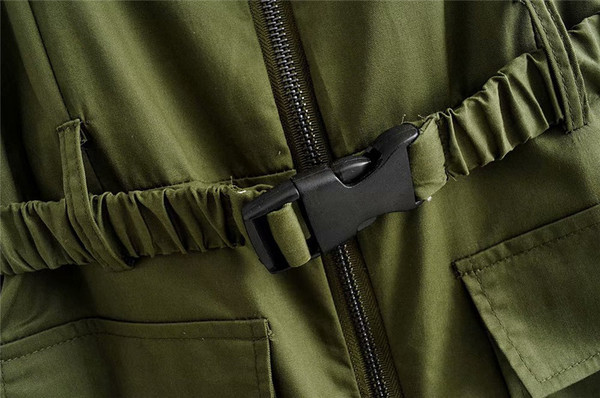 Moderan ženski kombinezon s remenom i tankim naramenicama u zelenoj boji