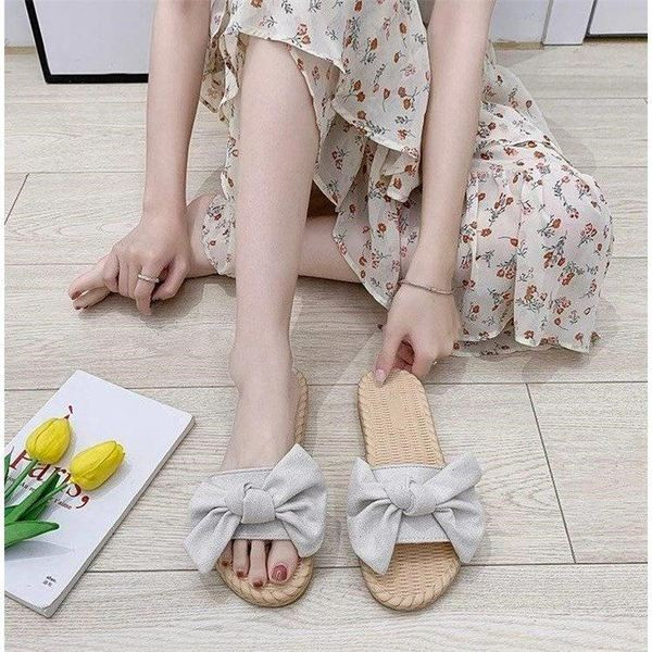 Hétköznapi női papucs szalaggal, lapos talppal, három színben