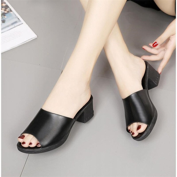 Ženske casual papuče od eko kože sa debelom petom u crnoj boji