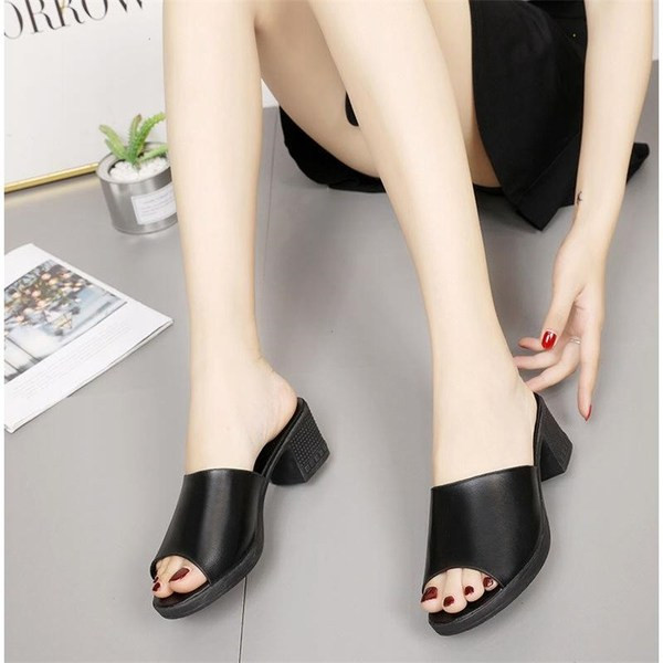 Ženske casual papuče od eko kože sa debelom petom u crnoj boji