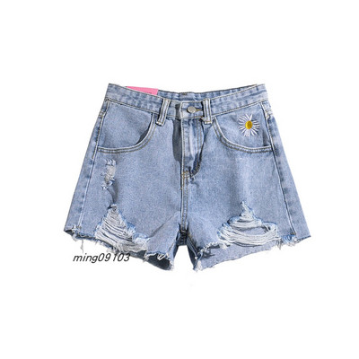 Μοντέρνα τζιν σορτς με σκισμένα μοτίβα και κεντήματα