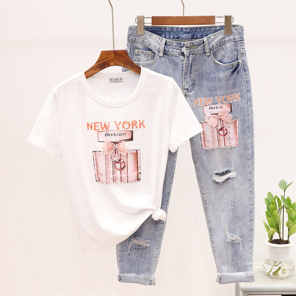 Modern női kétrészes szett, benne egy póló + hosszú farmer szakadt motívumokkal