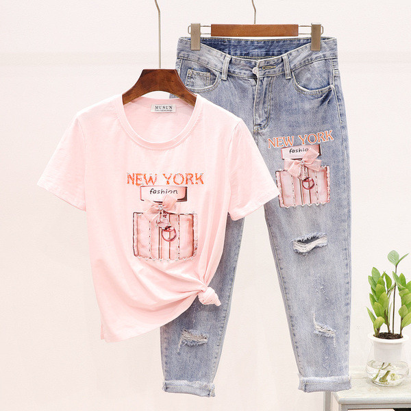 Modern női kétrészes szett, benne egy póló + hosszú farmer szakadt motívumokkal