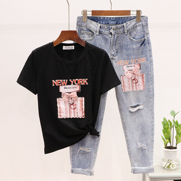 Modern női kétrészes szett, benne egy póló + hosszú farmer szakadt motívumokkal