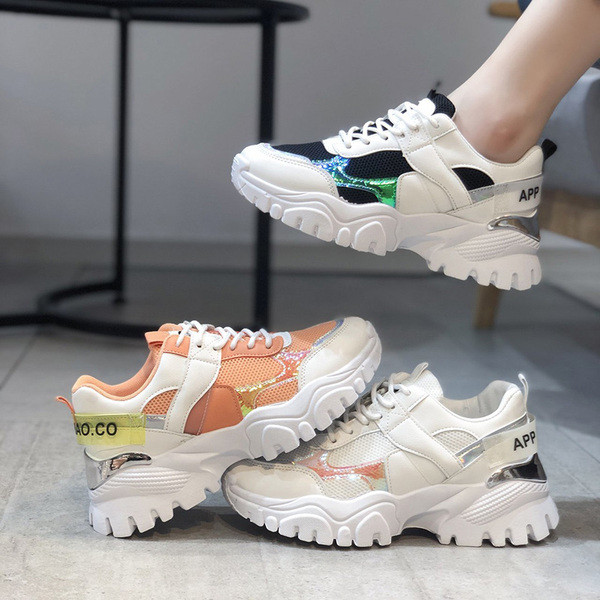 Μοντέρνα γυναικεία αθλητικά παπούτσια με κορδόνια σε δύο χρώματα και τραχιά σόλα