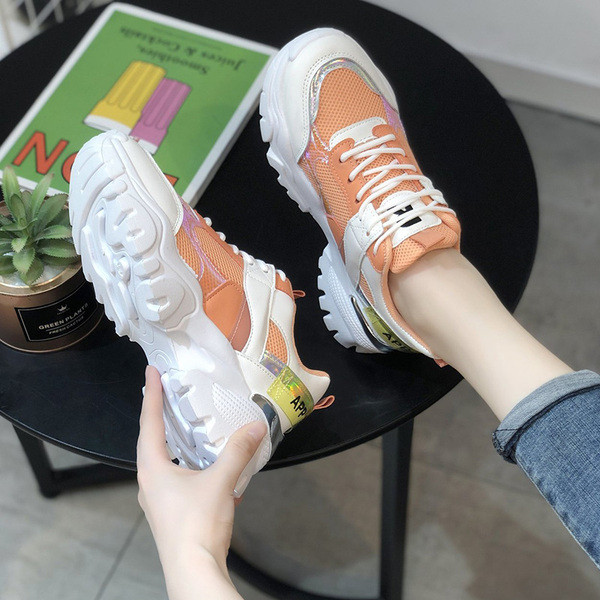 Μοντέρνα γυναικεία αθλητικά παπούτσια με κορδόνια σε δύο χρώματα και τραχιά σόλα