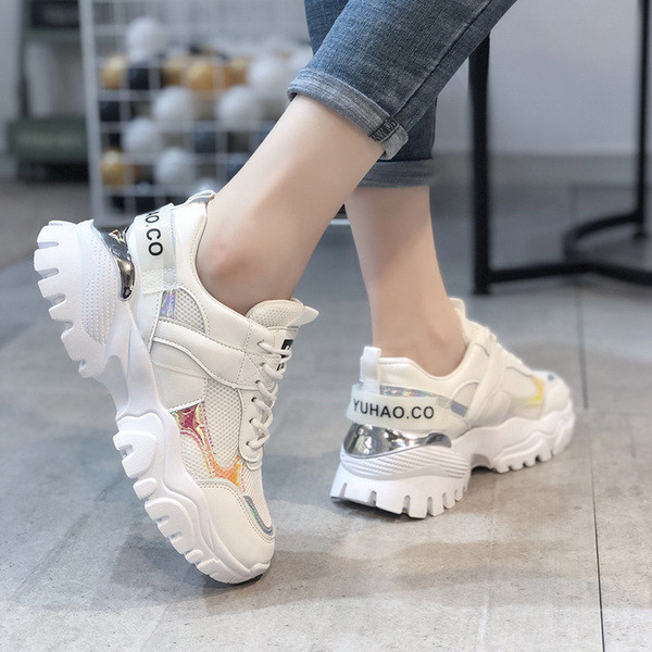 Μοντέρνα γυναικεία αθλητικά παπούτσια με κορδόνια σε δύο χρώματα και τραχιά σόλα