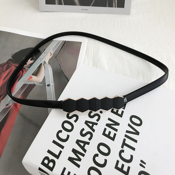 Plonas moteriškas odinis diržas, tinkantis prie juosmens