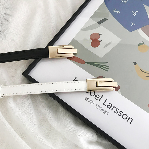 Moderan ženski lakirani remen s metalnim kopčanjem