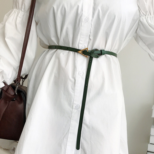 Női vékony bőr öv fém háromszöggel