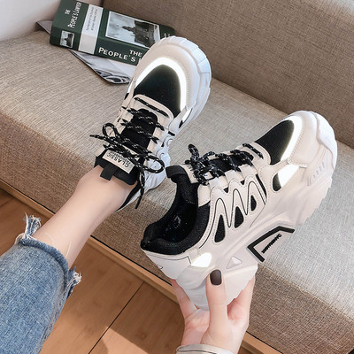 Γυναικεία αθλητικά παπούτσια με κορδόνια και επίπεδη σόλα σε τρία χρώματα