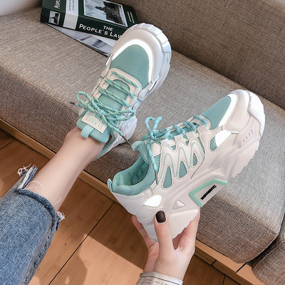 Γυναικεία αθλητικά παπούτσια με κορδόνια και επίπεδη σόλα σε τρία χρώματα