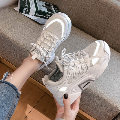 Γυναικεία αθλητικά παπούτσια με κορδόνια και επίπεδη σόλα σε τρία χρώματα