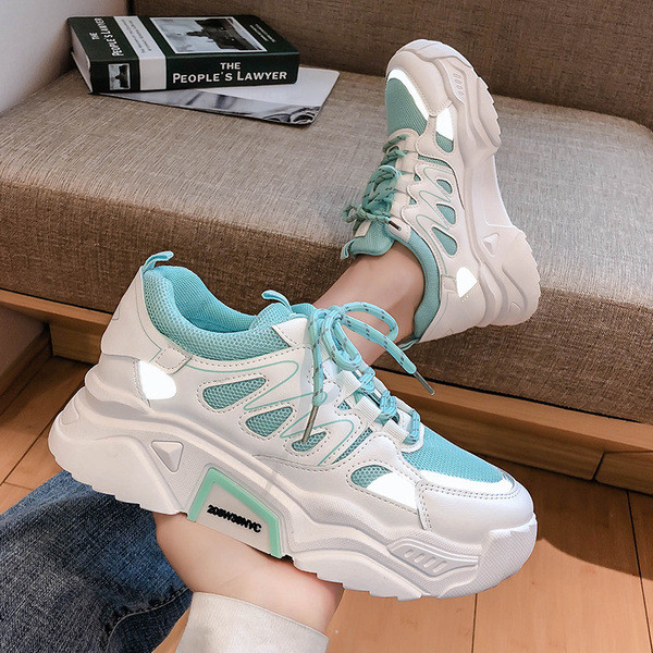 Γυναικεία αθλητικά παπούτσια με κορδόνια και επίπεδη σόλα σε τρία χρώματα