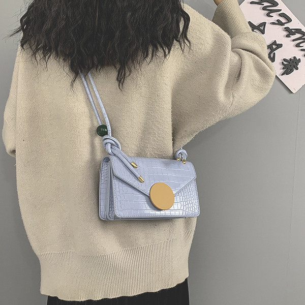 Καθημερινή γυναικεία τσάντα με μακριά λαβή και μεταλλικό κούμπωμα σε τρία χρώματα