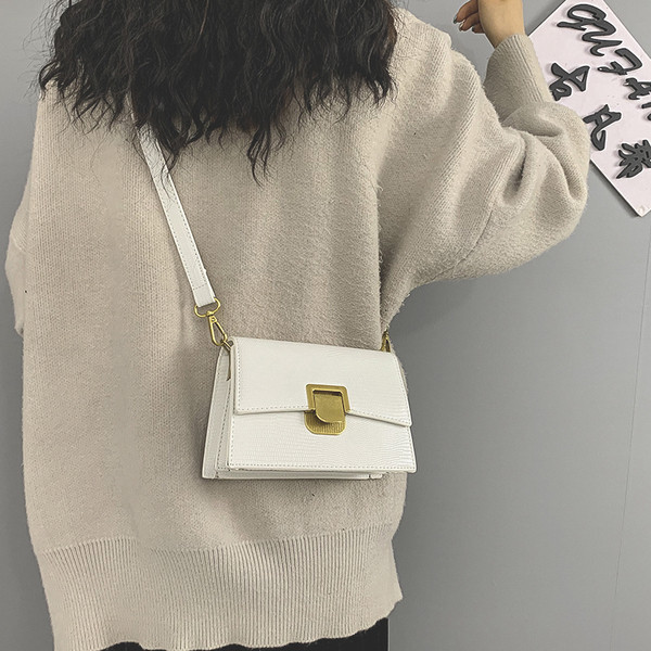 Moderna ženska kožna torba s metalnim kopčanjem i dugom ručkom