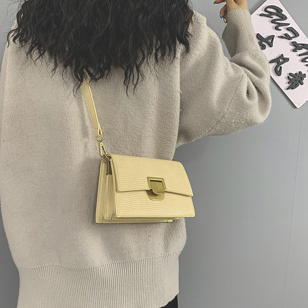 Moderna ženska kožna torba s metalnim kopčanjem i dugom ručkom