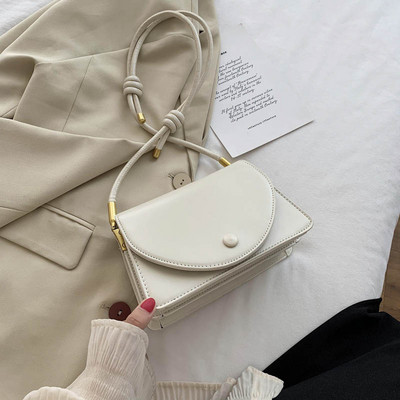 Σύγχρονη γυναικεία τσάντα από οικολογικό δέρμα με μακριά λαβή σε τετράγωνο σχήμα