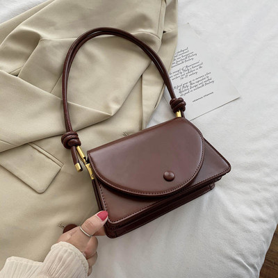 Σύγχρονη γυναικεία τσάντα από οικολογικό δέρμα με μακριά λαβή σε τετράγωνο σχήμα