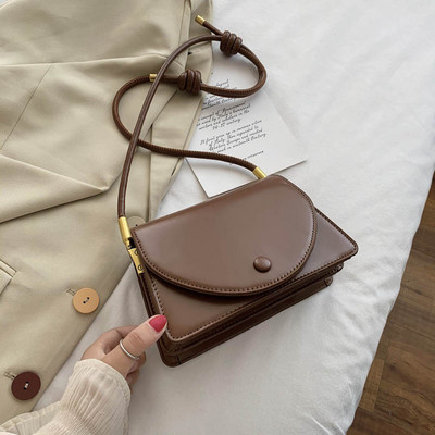 Σύγχρονη γυναικεία τσάντα από οικολογικό δέρμα με μακριά λαβή σε τετράγωνο σχήμα