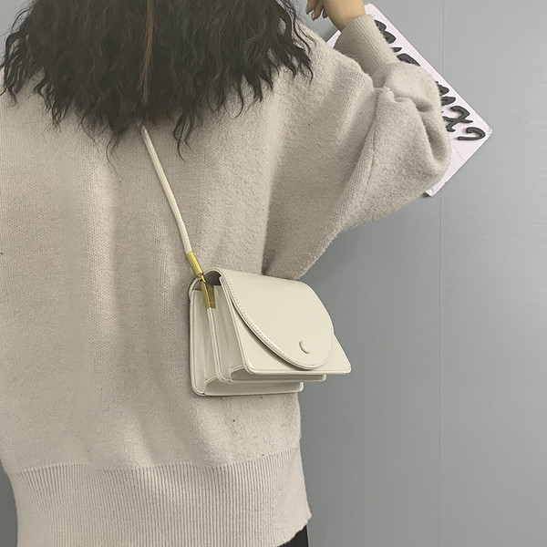 Σύγχρονη γυναικεία τσάντα από οικολογικό δέρμα με μακριά λαβή σε τετράγωνο σχήμα