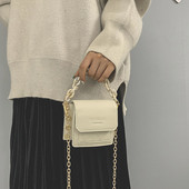 Hétköznapi női kistáska hosszú füllel több színben