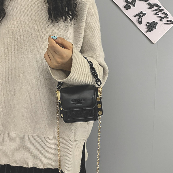 Hétköznapi női kistáska hosszú füllel több színben