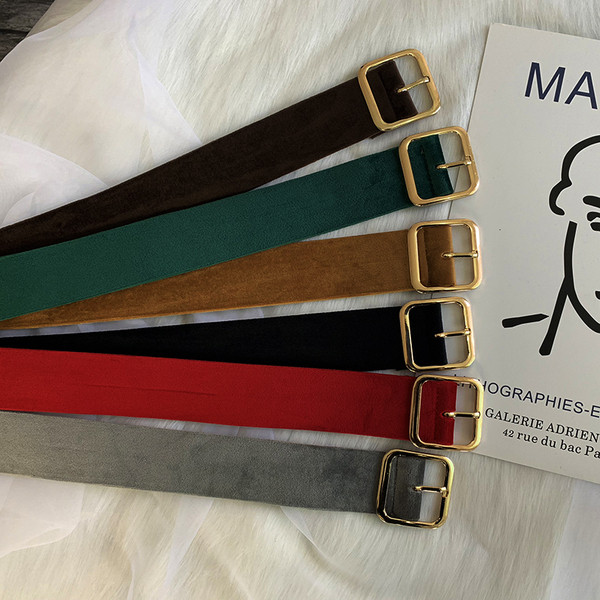 Moderan ženski remen sa metalnom kopčom