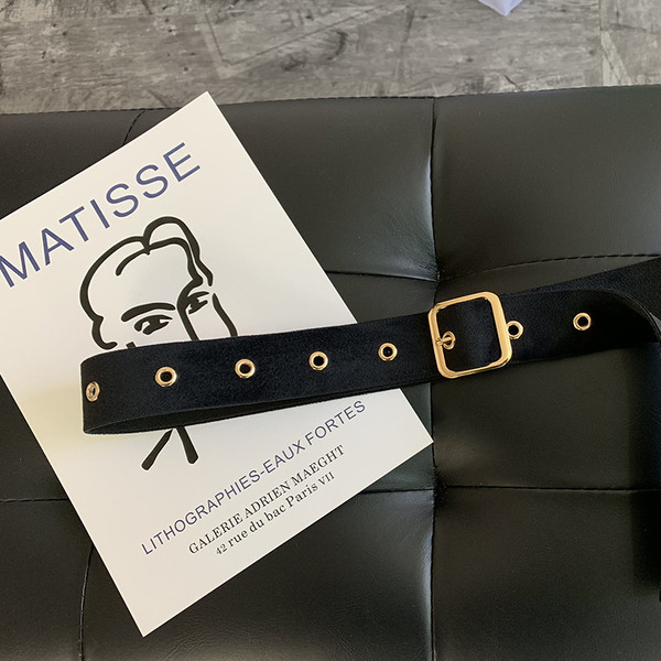 Moderan ženski remen sa metalnom kopčom