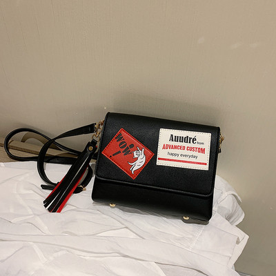 Női mindennapi bőrtáska hosszú füllel és bojttal