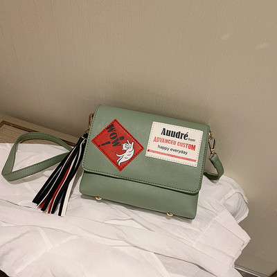 Női mindennapi bőrtáska hosszú füllel és bojttal