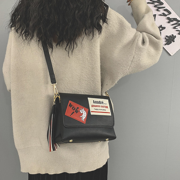 Női mindennapi bőrtáska hosszú füllel és bojttal