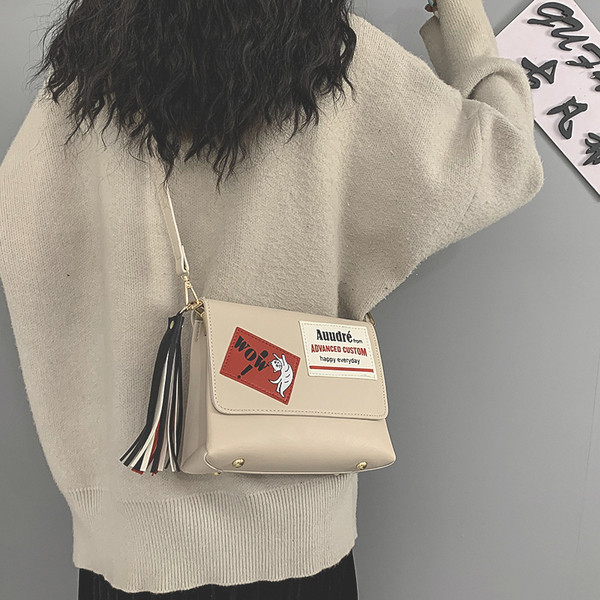 Női mindennapi bőrtáska hosszú füllel és bojttal