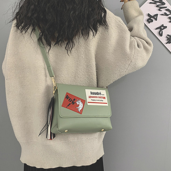 Női mindennapi bőrtáska hosszú füllel és bojttal