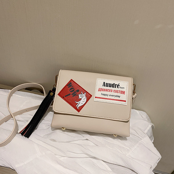 Női mindennapi bőrtáska hosszú füllel és bojttal