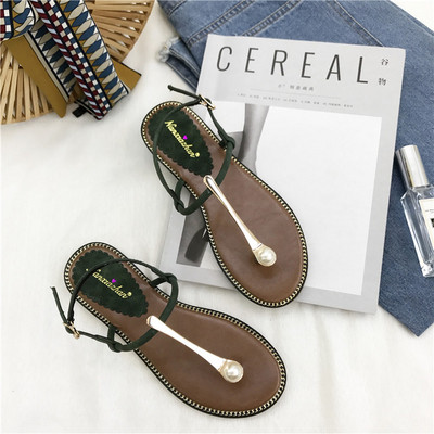 Μοντέρνα γυναικεία σανδάλια με επίπεδη σόλα και διακόσμηση πέρλες