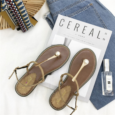 Μοντέρνα γυναικεία σανδάλια με επίπεδη σόλα και διακόσμηση πέρλες