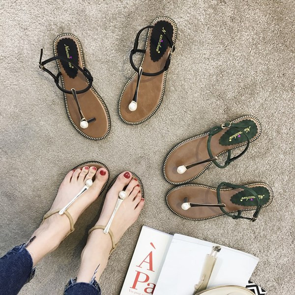 Μοντέρνα γυναικεία σανδάλια με επίπεδη σόλα και διακόσμηση πέρλες