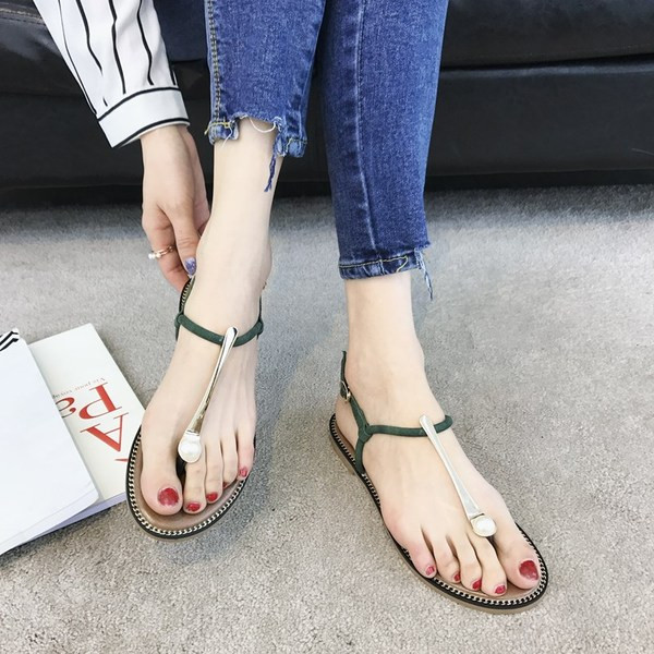 Μοντέρνα γυναικεία σανδάλια με επίπεδη σόλα και διακόσμηση πέρλες