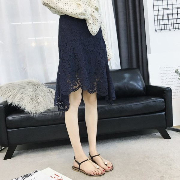 Μοντέρνα γυναικεία σανδάλια με επίπεδη σόλα και διακόσμηση πέρλες