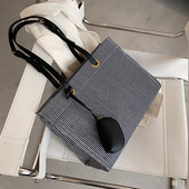 Női csíkos táska rövid bőr fogantyúval